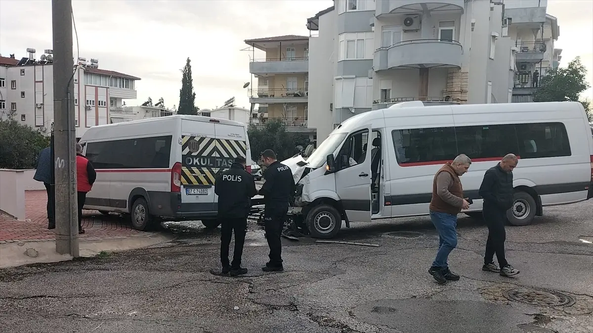 Manavgat'ta Okul Servisleri Çarpıştı: İki Öğrenci Hafif Yaralı