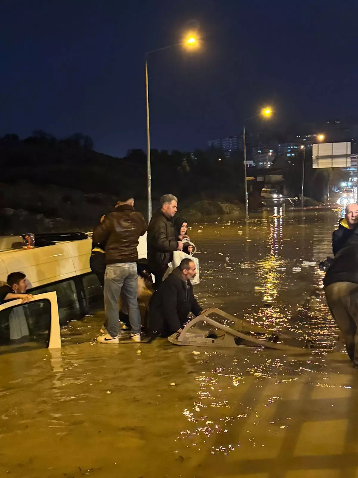 Kuşadası'nda Şiddetli Sağanak: Minibüste Mahsur Kalan 20 Yolcu Kurtarıldı