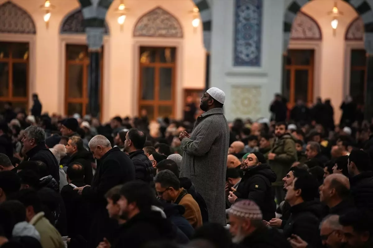 İstanbul’da Berat Kandili Duaları: Camilerde Özel Mevlit Programları