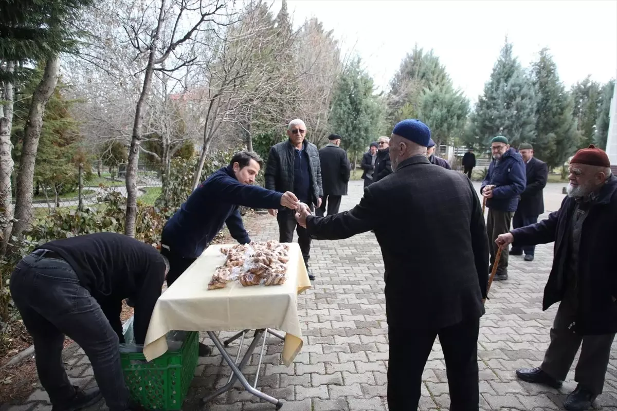 Beypazarı Belediyesi, Berat Kandili’nde Simit Dağıtarak Gönülleri Birleştirdi