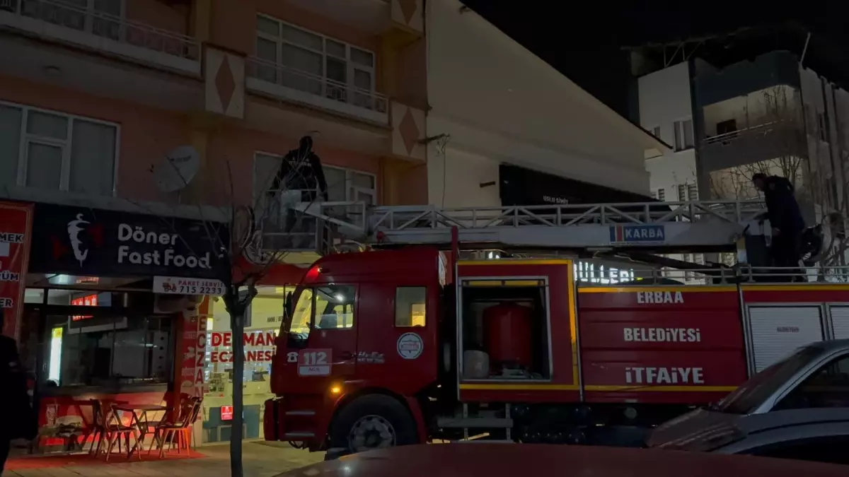 Erbaa’da Balkonunda Kalan Kedi, İtfaiye Ekiplerinin Hızlı Müdahalesiyle Kurtarıldı