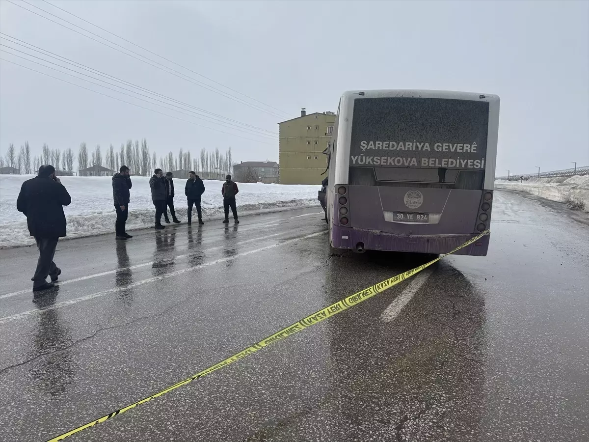 Yüksekova'da Otobüs ve Minibüs Çarpışması: 18 Yaralı