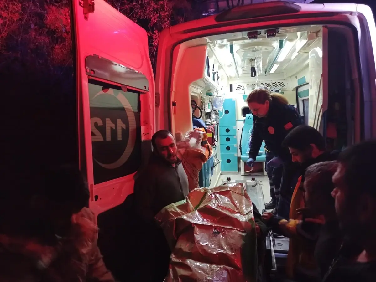 Hatay'ın Dörtyol İlçesinde İş Makinesi Devrildi, Sürücü Yaralandı