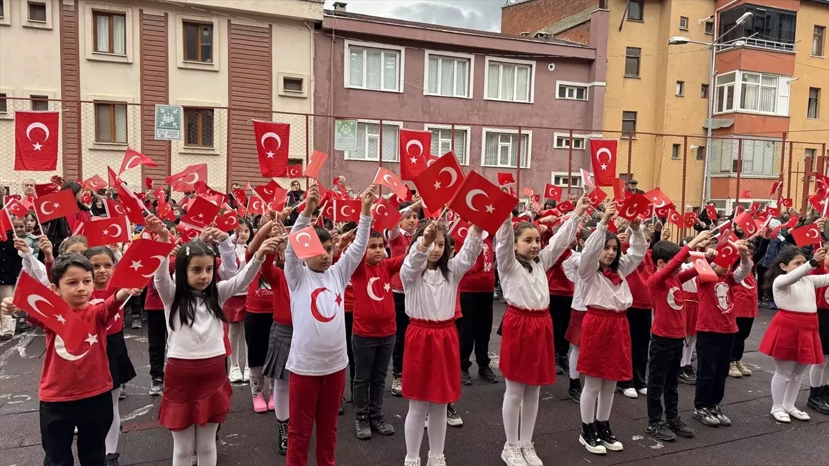 Karadeniz Okullarında İkinci Dönem 'Bayrak Sevgisi' Temasıyla Açıldı