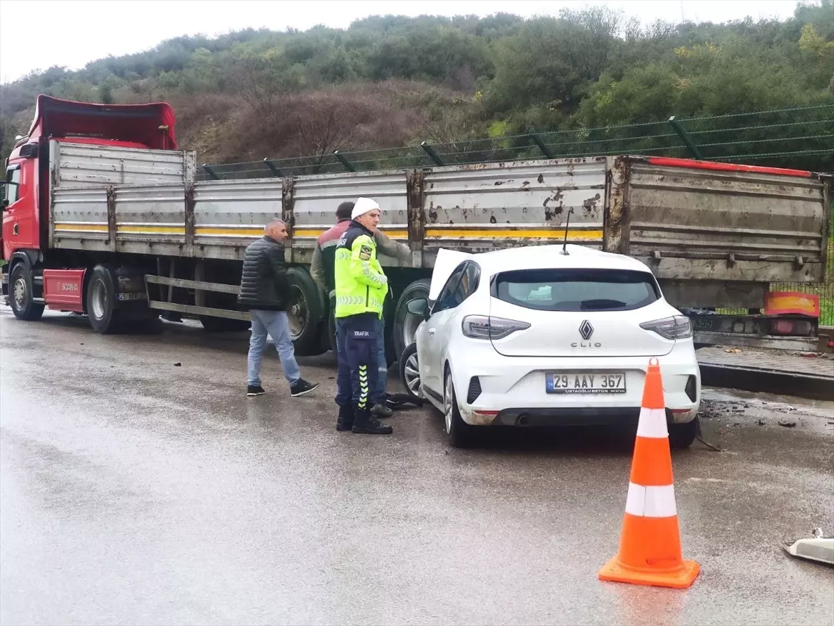 Dilovası'nda Tıra Çarpan Araç Sürücüsü Hastaneye Kaldırıldı