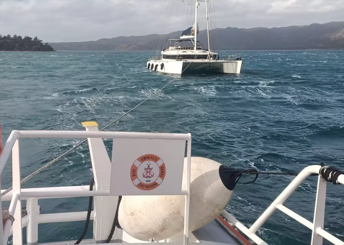 Marmaris’te Sürüklenen Katamaran Kıyı Emniyeti Tarafından Güvenle Karaya Çekildi