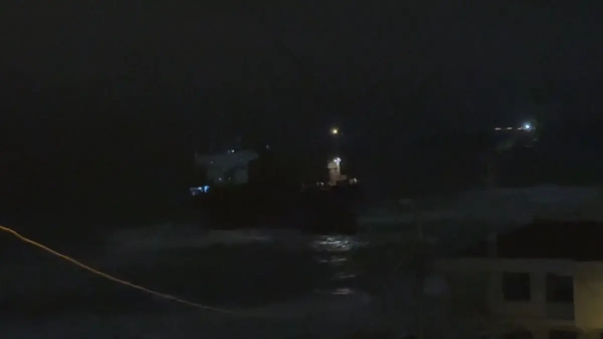 Kısırkaya’da RAZOUK Yük Gemisi Karaya Oturdu: Kurtarma Ekipleri Seferber Oldu