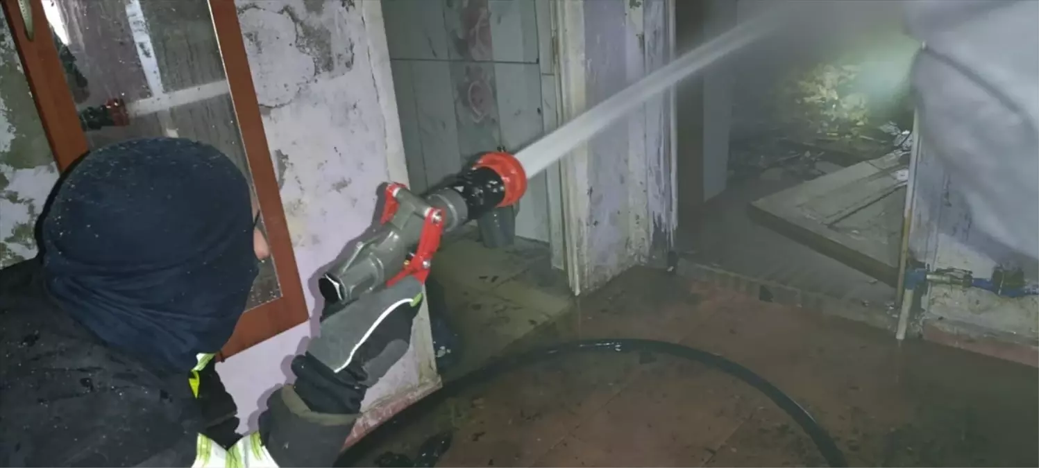 Siirt’te Ev Yangını Kontrol Altına Alındı: İtfaiye Ekipleri Hızlı Müdahale Etti