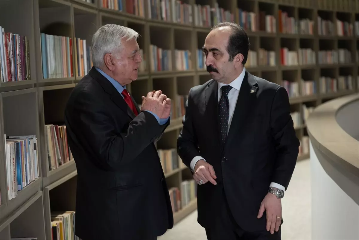 Prof. Dr. Özdemir kitap bağışı