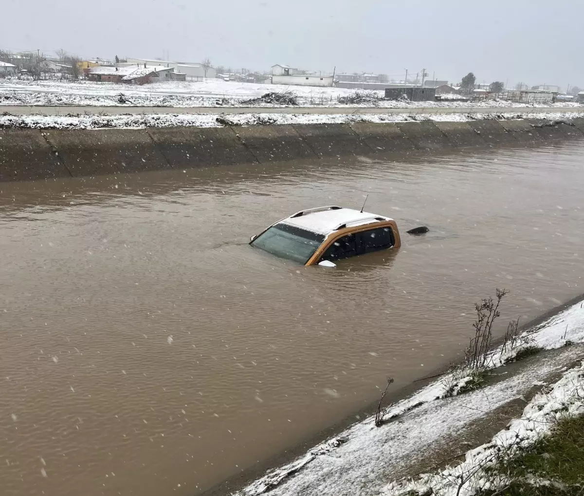 İpsala'da Su Kanalına Düşen Otomobilin Sürücüsü Aranıyor