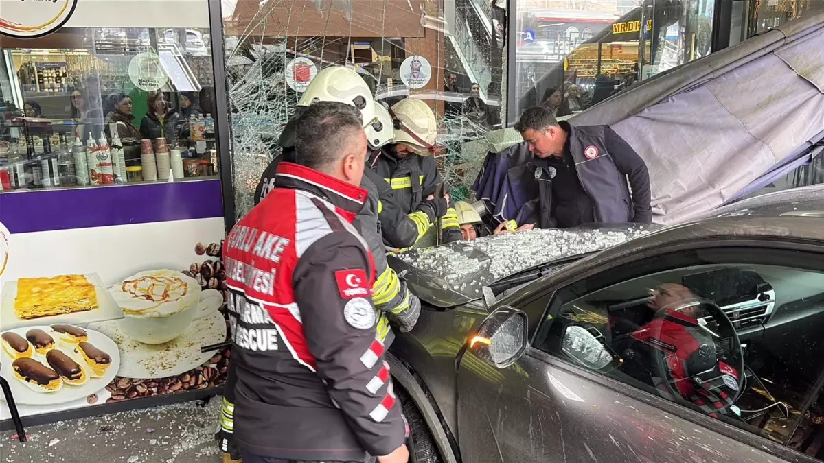 Çorlu Otoparkta Araç Gaz Pedalıyla Kafeye Çarptı: Bir Yaralı