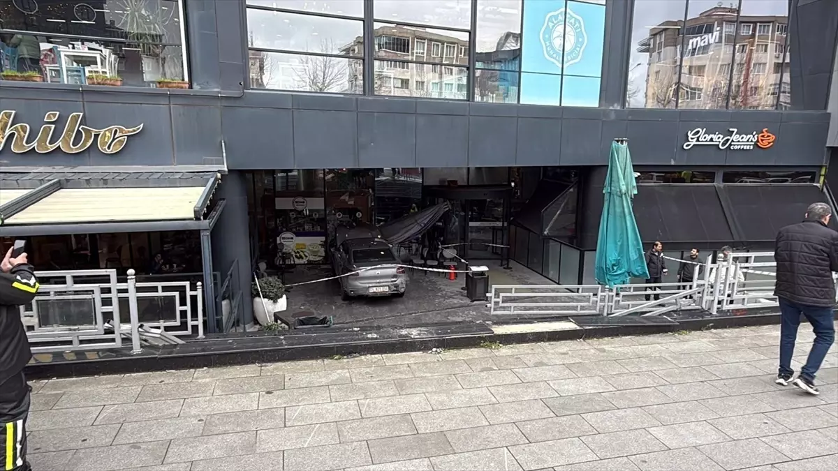 Çorlu’da Kadın Sürücü Kontrolünü Kaybederek Alışveriş Merkezine Çarptı