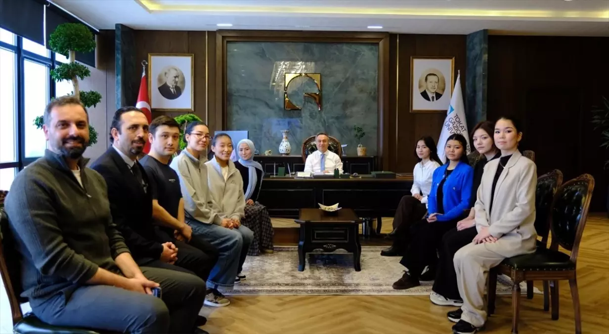 TOGÜ kampüsünde rektör ve Kazakistanlı öğrenciler