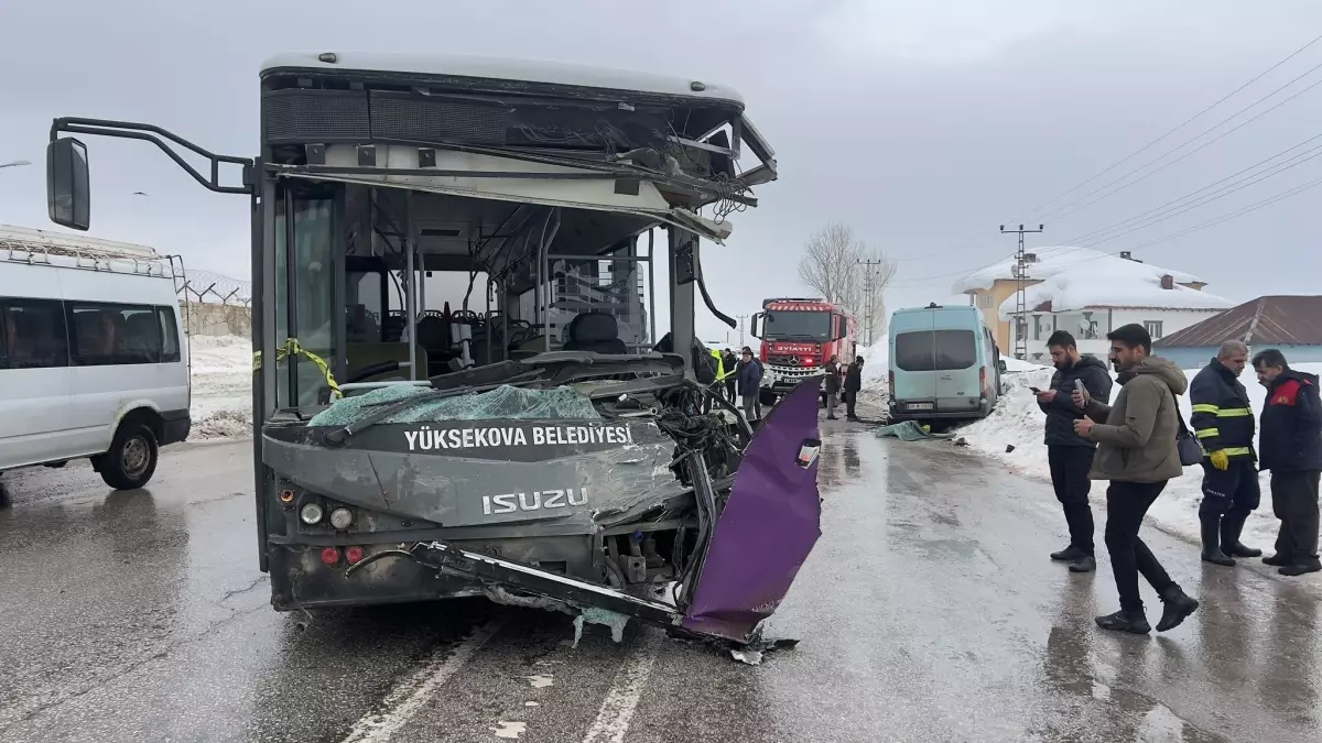 Hakkari Yüksekova’da Otobüs‑Minibüs Çarpışması: 18 Kişi Yaralı