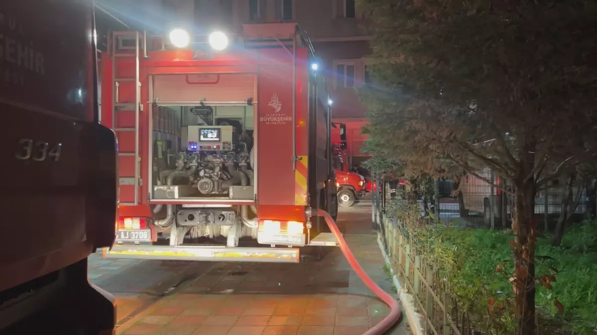 Zeytinburnu Otoparkında Korkutan Yangın: Binalar Boşaltıldı