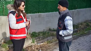 Afetzedelere yardım dağıtan ekipler