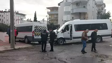 Manavgat'ta Okul Servisleri Çarpıştı: İki Öğrenci Hafif Yaralı