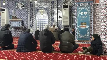 Berat Kandili gecesinde cami avlusunda toplanan cemaat