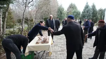 Simit dağıtan belediye çalışanları