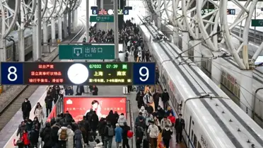 Çin'in tren istasyonunda yolcu akışı