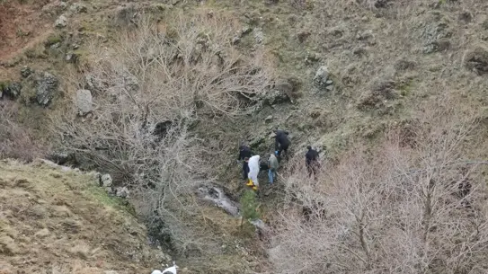 Dere kenarında bulunan cesedin fotoğrafı