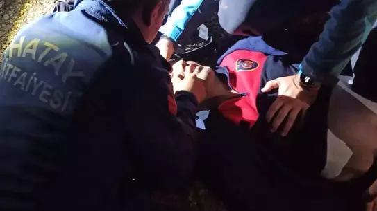 Kurtarma ekiplerinin kepçe operatörünü çıkarması