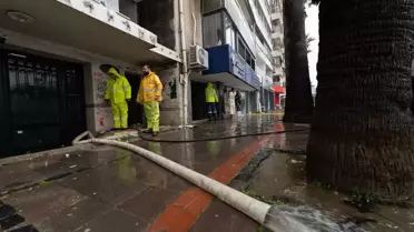 Yağış sonrası İzmir sahilinde su birikintileri