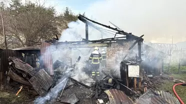 Yangın sonrası yanan ahır kalıntıları