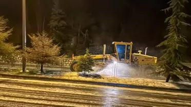 Uşak’taki dolu yağışı sonrası beyazlaşmış bir cadde