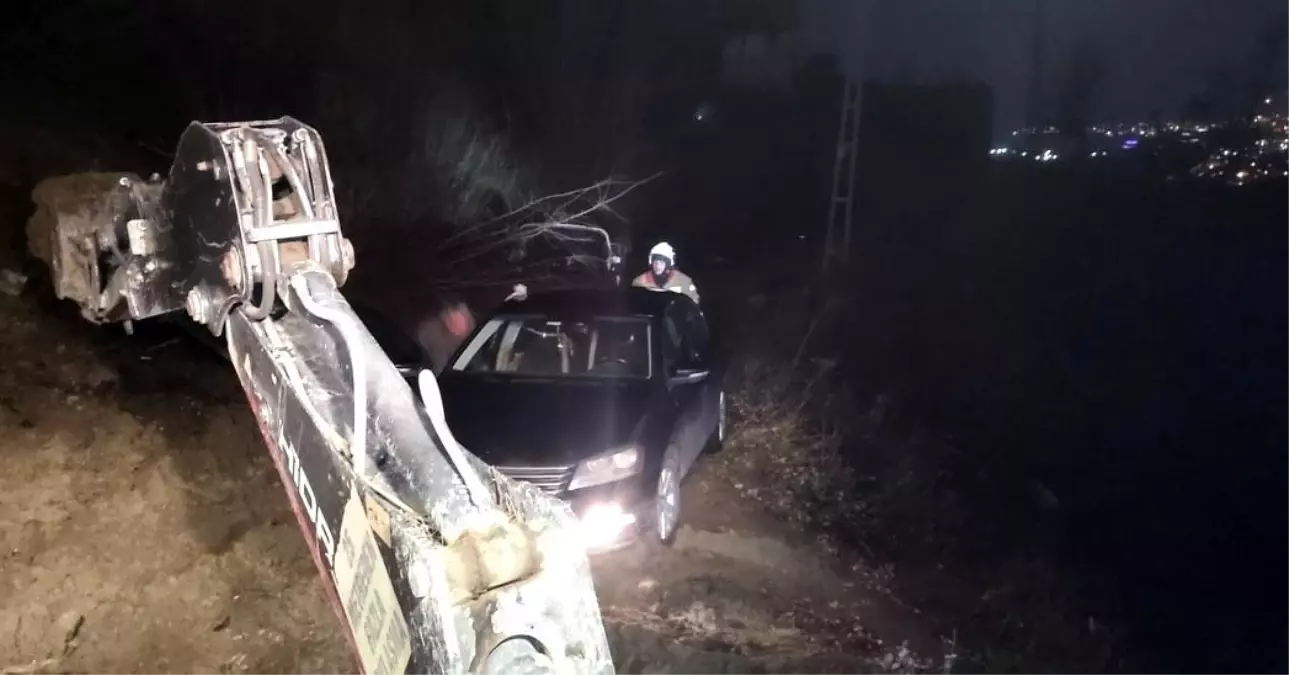 Hatay'ın Belen İlçesinde Toprak Kaymasıyla Mahsur Kalan Araç Başarıyla Kurtarıldı