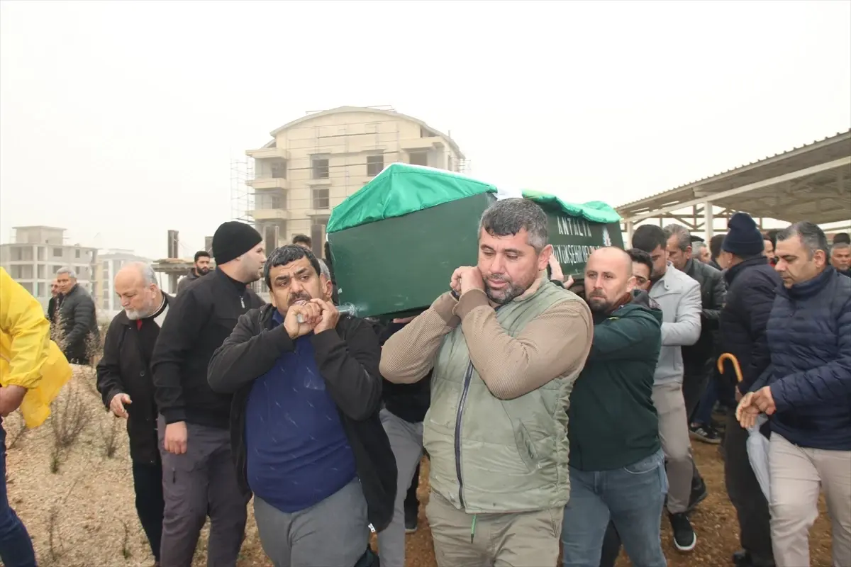 Burdur'da Şiddetli Trafik Kazası: 7 Kayıp, Anne ve Oğlu Hayatını Kaybetti