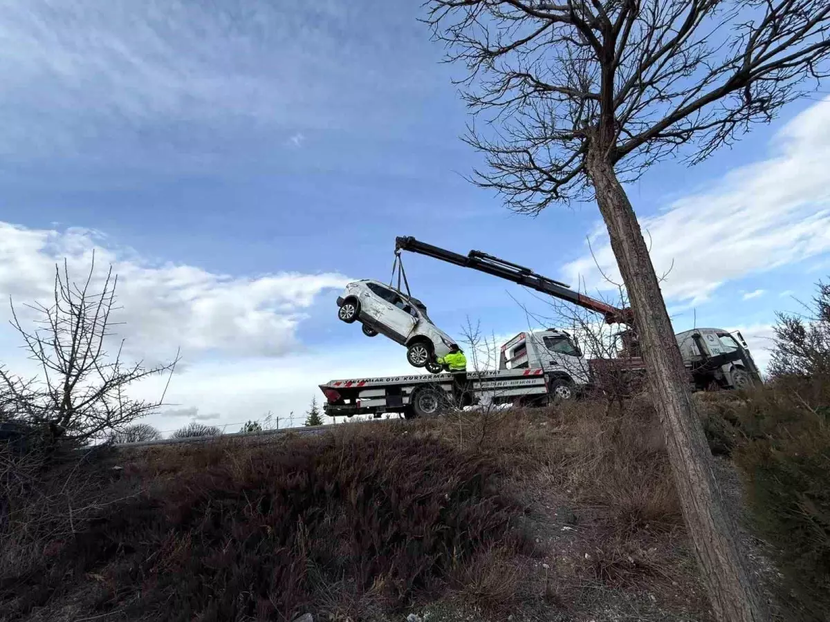 Afyonkarahisar’da Kamyonet ve Otomobil Çarpıştı: 3 Kişi Yaralandı