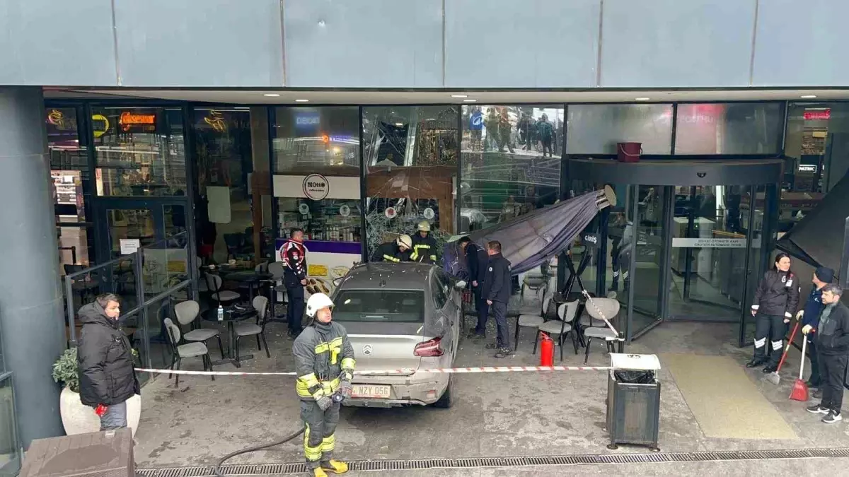 Çorlu’da Trafik Kazası: Otomobil Kafeye Çarptı, Bir Kişi Sıcak Suyla Yaralandı