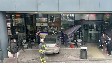 Kaza sonrası araç ve kafe görüntüsü