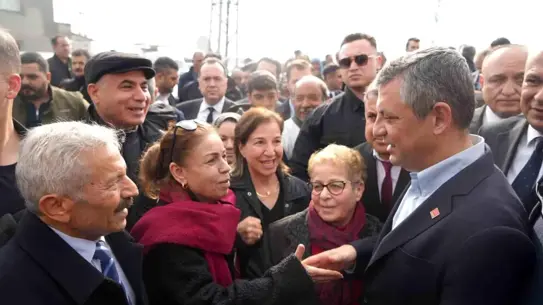 Özgür Özel, Nurdağı'nda Depremzedelerle Buluştu: Üçüncü Yıl Dönümünde Dayanışma Mesajı