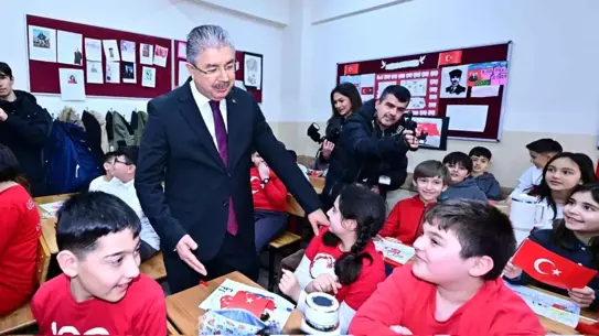 Vali Yılmaz ve öğrenciler toplantı sırasında