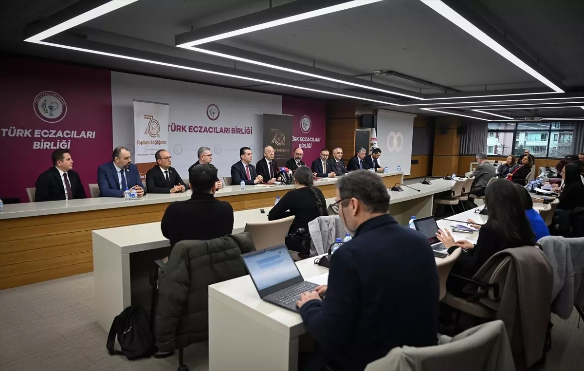 Eczaneler Aşı Sürecinde Kritik Bir Köprü Olacak: Uzmanlardan Öneriler