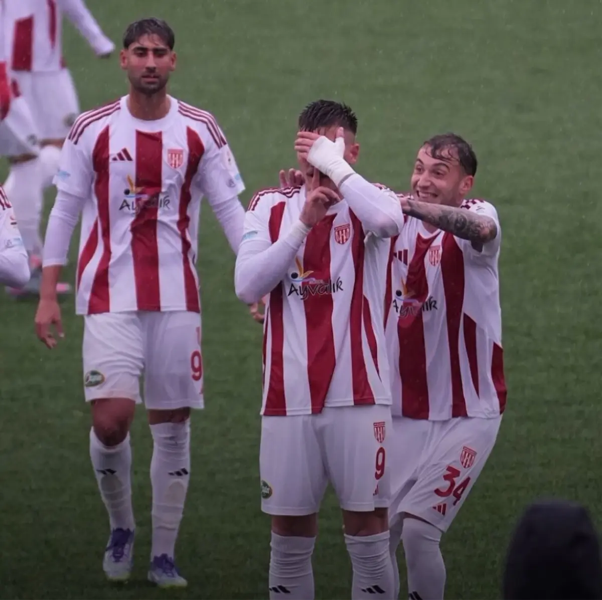 Ayvalıkgücü Belediyespor, Afyonspor'u 4-1 Yıkarak 8. Galibiyetini Kutladı