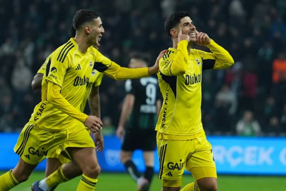 Fenerbahçe 20. Haftada Kocaelispor'u 2-0 Mağlup Ederek 20 Yıl Sonra İlk Kez Namağlup Geçti