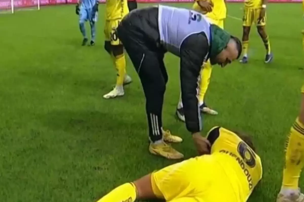 Fenerbahçe Maçında Şok Olay: Tribünlerden Atılan Nesneler ve Yöneticiye Kırmızı Kart