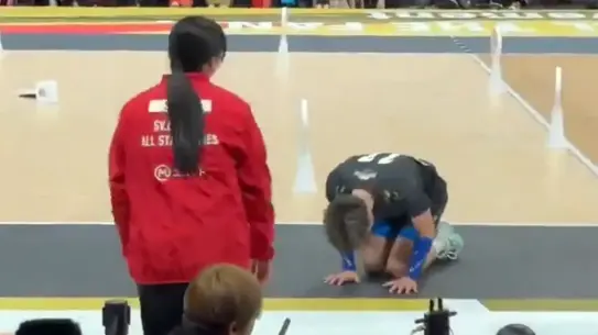 Yanlış servis sonrası top oyuncunun kafasına çarpıyor