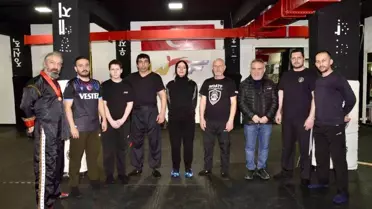 Yakın savunma eğitimi sırasında polis memurları