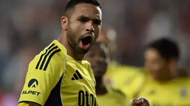 En‑Nesyri maç sonrası Fenerbahçe formasıyla vedalaşıyor