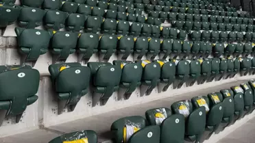 Maç öncesi tribünlerde dağıtılan bereler