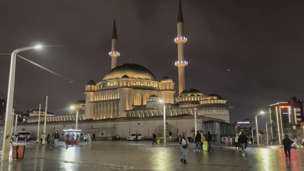 Taksim Camii’nde Berat Kandili Coşkusu: Dualar, Namaz ve Salep İkramı
