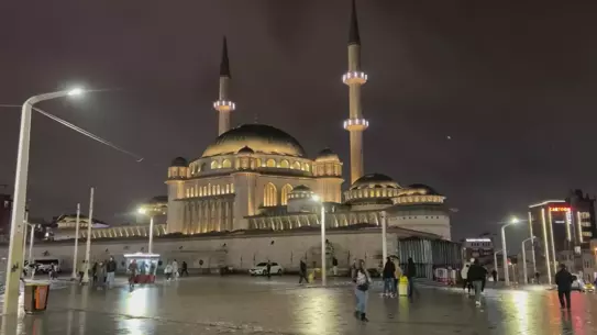 Berat Kandili sırasında Taksim Camii içi