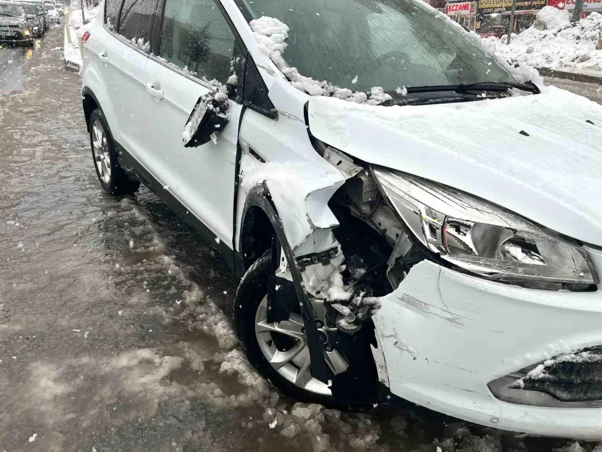 Bitlis'te Şiddetli Kar Yağışı Yol Koşullarını Zorlaştırdı, Zincirleme Kazalar Artıyor