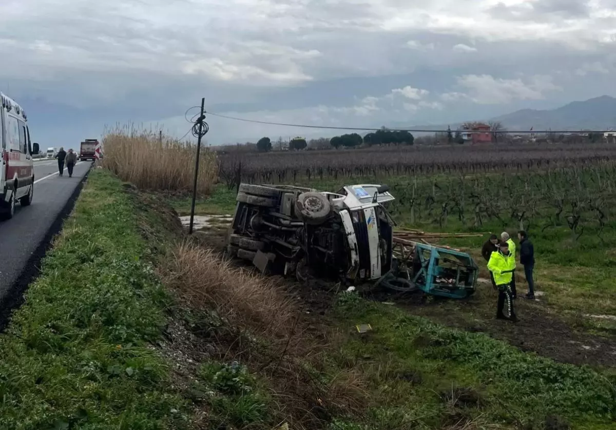 Manisa'da Kamyon Şarampole Çıktı: Salihli'nde 1 Yaralı