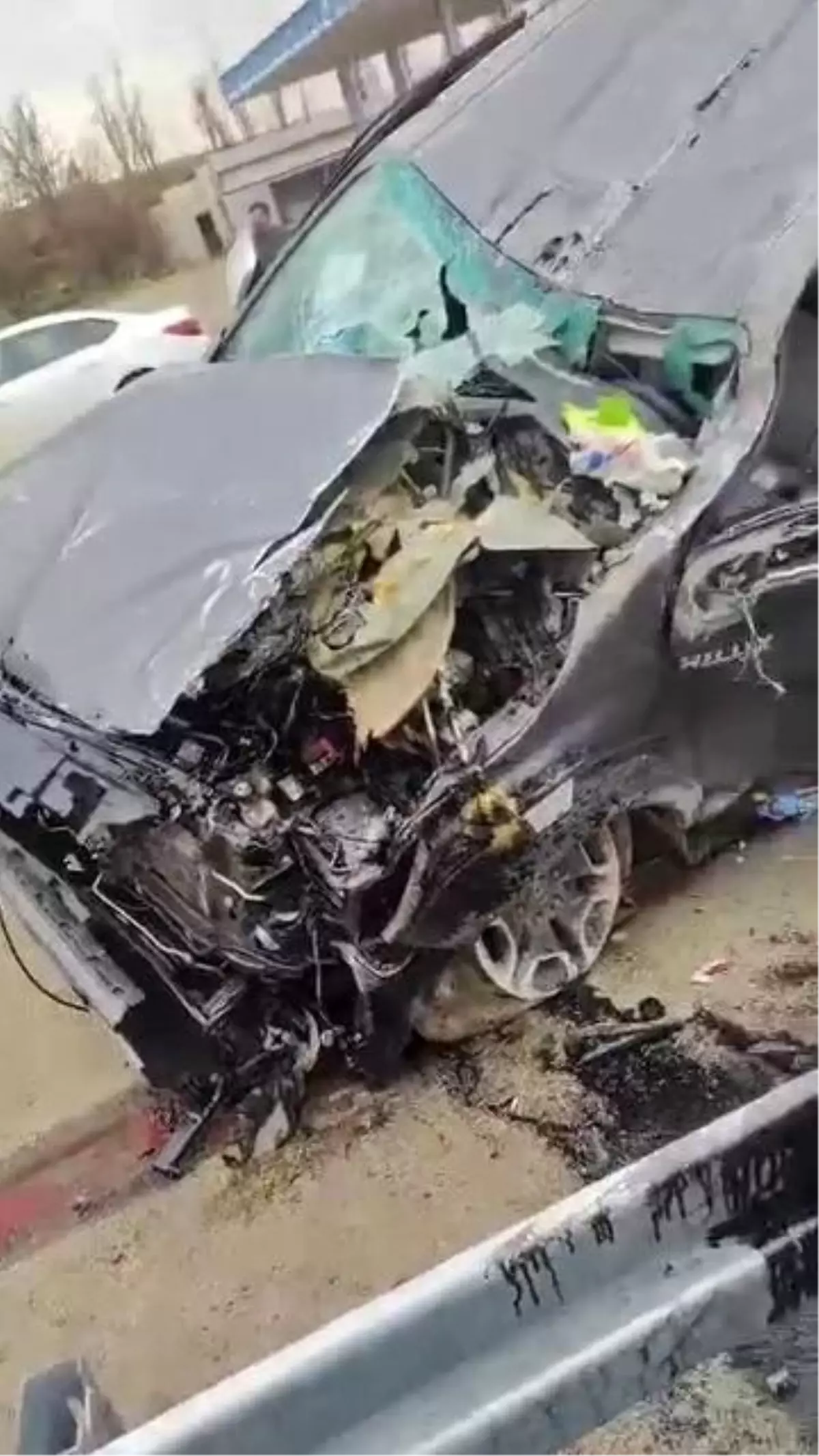 Diyarbakır‑Bismil Karayolunda Pikap Kontrolünü Kaybederek Bariyerlere Çarptı