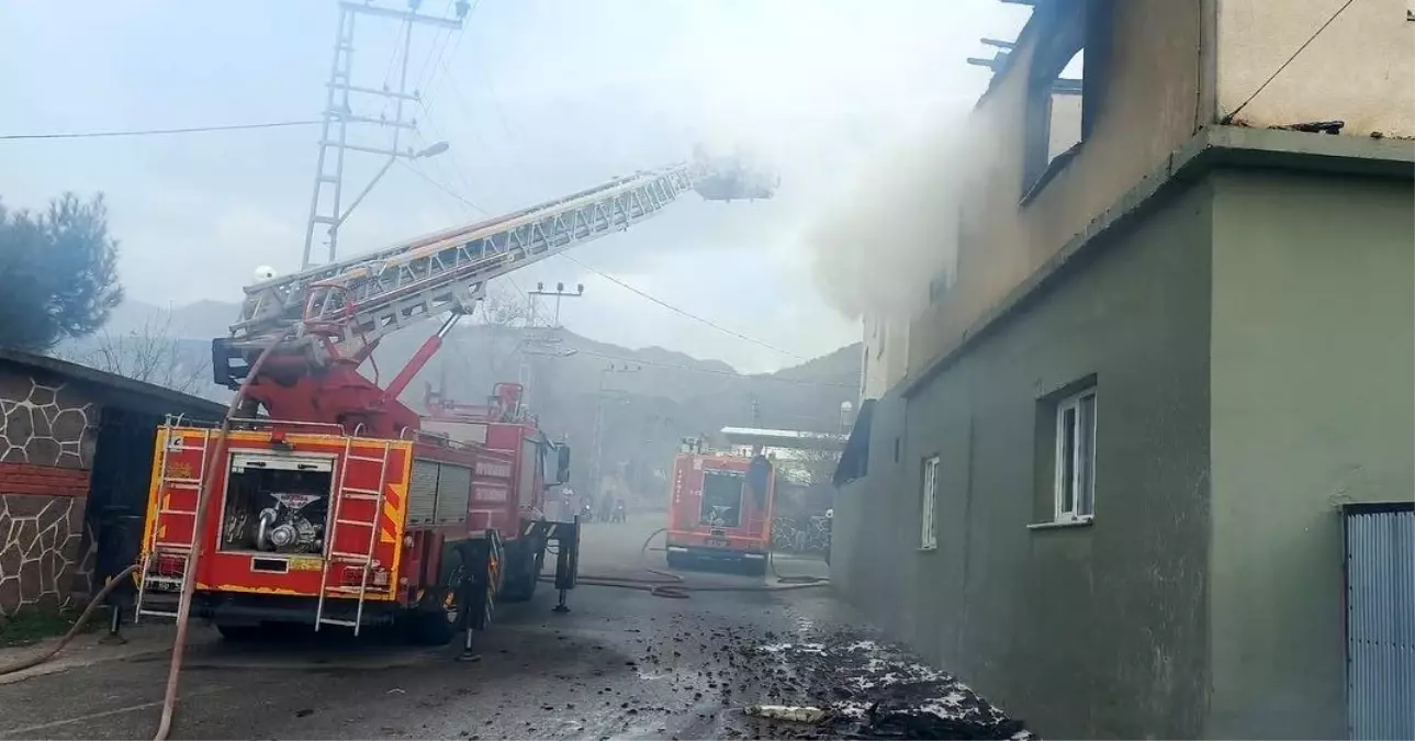 Hatay'ın Erzin İlçesinde 2 Katlı Müstakil Ev Yangını: Ev Kullanılamaz Hale Geldi